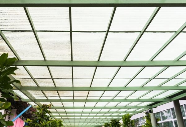 Deixe a luz entrar: conheça as telhas translúcidas para tornar seu ambiente mais natural!