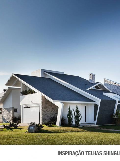 O Inspira Brasilit destaca o Projeto Ramella Arquitetura @ramellaarquitetura, dos arquitetos @blaciojunior e @larissaramella. A residência localizada em Xangri-lá, no Rio Grande do Sul, ganhou beleza e elegância com a Telha Shingle Brasilit na cor Dove Gray. Muito versátil, ela foi utilizada não apenas na cobertura, mas também em parte do revestimento externo. Inspiração Telhas Shingle